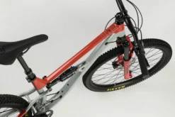 Octane One OMG EVO 29 Pouces - Trail - Gris/Rouge -Vélos Soldes Boutique OMG EVO 4 1024x682 1