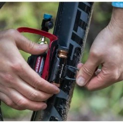 Kit Réparation Tubeless Blackburn Pro Plugger + Cartouche C02 5 Kit Réparation Tubeless Blackburn Pro Plugger + Cartouche C02 -Vélos Soldes Boutique kit reparation tubeless blackburn pro plugger cartouche c02 2